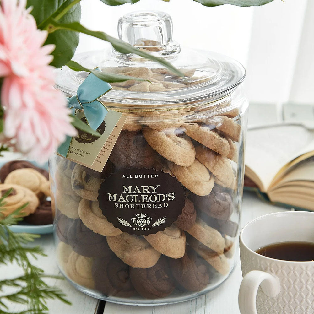 4-Quart Cookie Jar With 82 Chocolate Crunch Shortbread Cookies