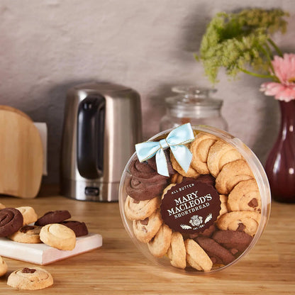 Clear Round With 21 Signature Chocolate Crunch Shortbread Cookies